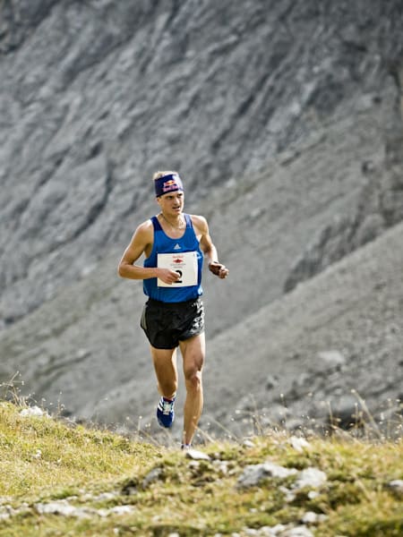 Skibergsteiger Anton Palzer beim sommerlichen Berglauf-Wettkampf.