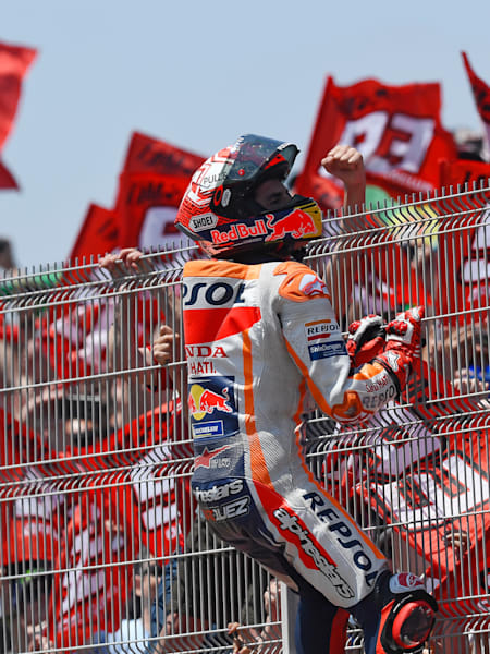 Marc Márquez celebra con sus seguidores la victoria en el Gran Premio de España, el 5 de mayo de 2019.