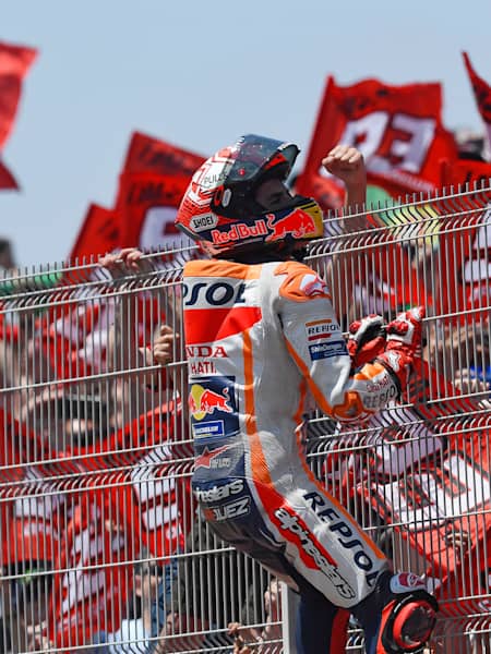 Marc Márquez celebra con sus seguidores la victoria en el Gran Premio de España, el 5 de mayo de 2019.