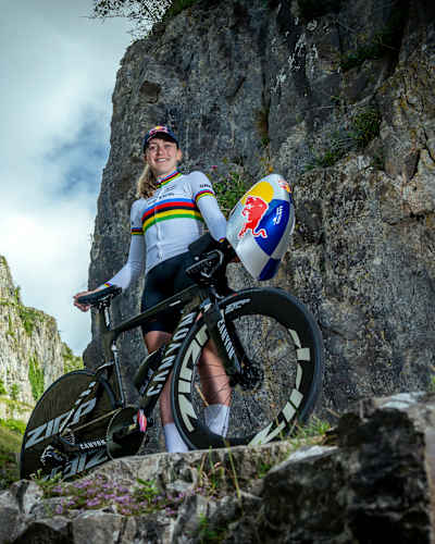La cycliste galloise Zoe Bäckstedt pose avec son vélo Canyon au milieu des falaises spectaculaires de la gorge de Cheddar, au Royaume-Uni.