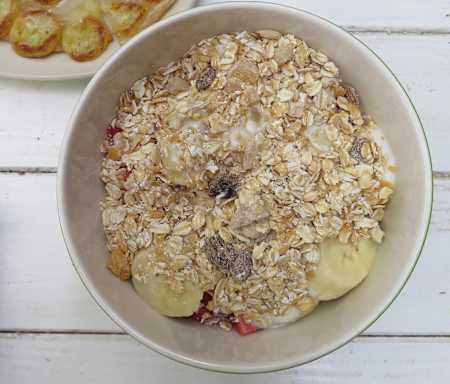 将燕麦、牛奶浸泡过夜，然后加入香蕉片和坚果