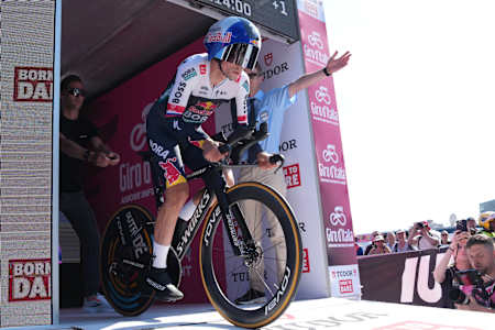 Primoz Roglic von Red Bull - BORA - hansgrohe beim Start des Zeitfahrens.