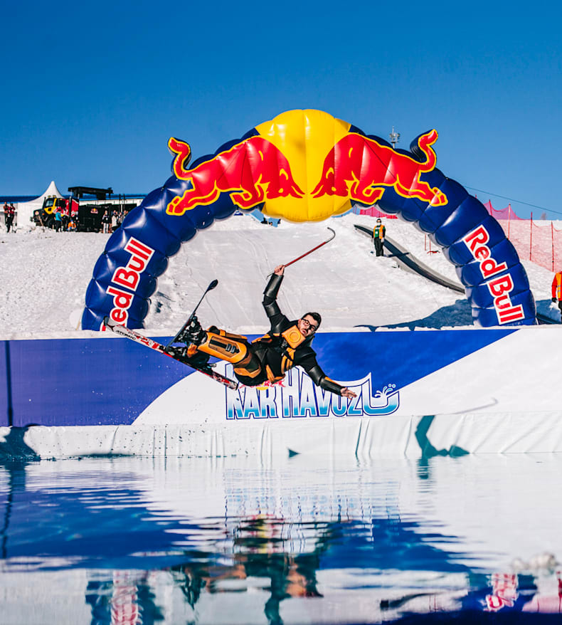 red bull kar havuzu nda buz gibi suyla bulustular
