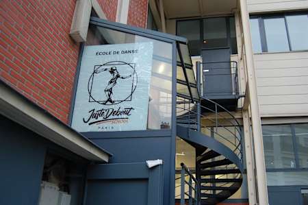 L'école de danse Juste Debout School est située dans le 20e arrondissement de Paris.