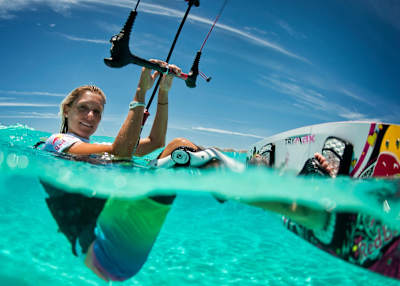 La kitesurfeuse allemande Susanne Mai prend la pose. Découvrez notre guide du débutant en kitesurf.