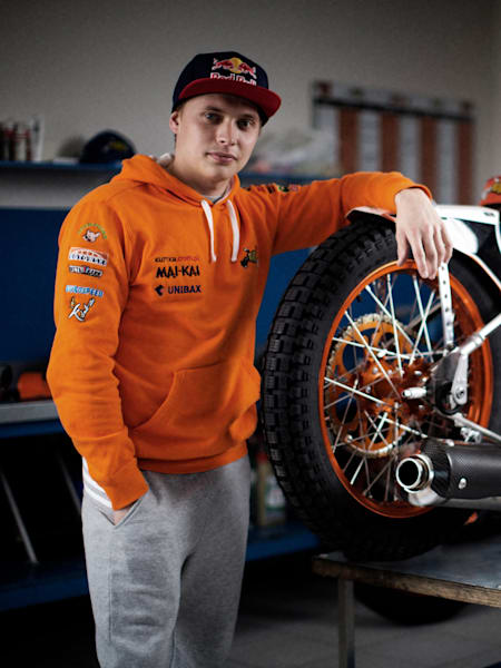 Motocykl żużlowy prezentuje Emil Sayfutdinov