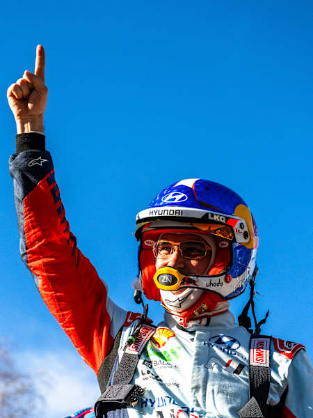 Thierry Neuville (BEL) del equipo HYUNDAI SHELL MOBIS WORLD RALLY TEAM celebra en el podio tras ganar el Campeonato del Mundo de Rallyes en Mónaco, Monte-Carlo el 28.01.2024