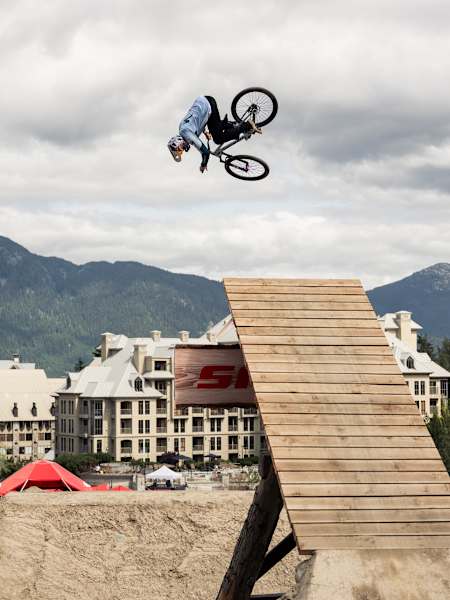 Dawid Godziek wykonuje niesamowity trik podczas Red Bull Joyride 2024 w Whistler w Kanadzie, pokazując swoje umiejętności na BMX-ie na tle zapierających dech w piersiach gór