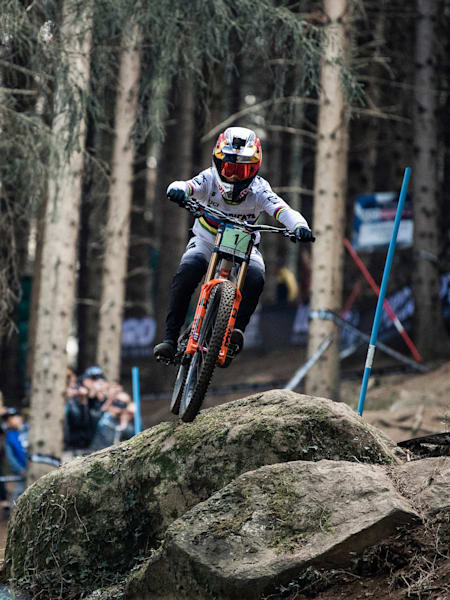 Jackson Goldstone s'exécute lors de la Coupe du monde de DH UCI à Lourdes, en France, le 27 mars 2022.