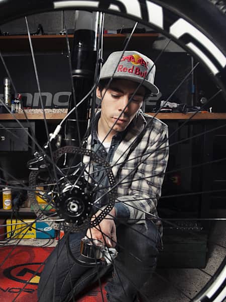 Le cycliste Marco Aurelio Fontana vérifie l'état des roues de son vélo.