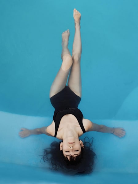 Relaks w wodzie, gdy ciało unosi się swobodnie