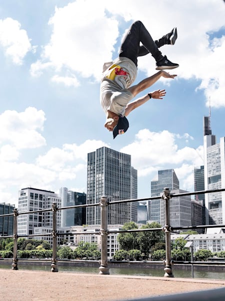 Jason Paul macht einen Backflip aus dem Stand