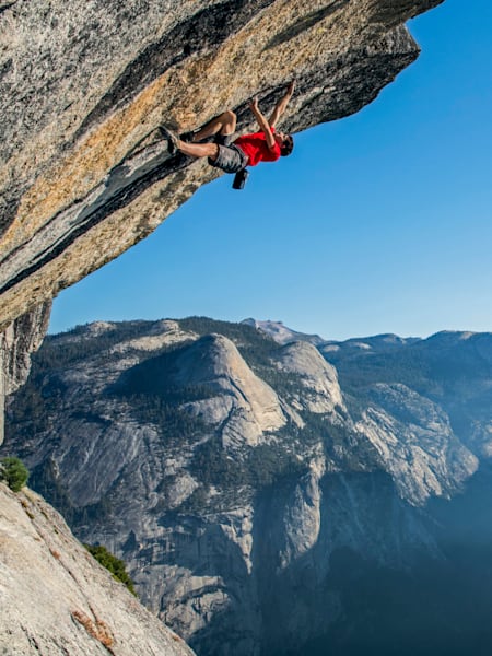 Alex Honnold an einem Überhang im Yosemite National Park