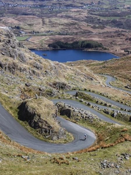 このような坂を累積標高8,848mに達するまで登り下りを続ける