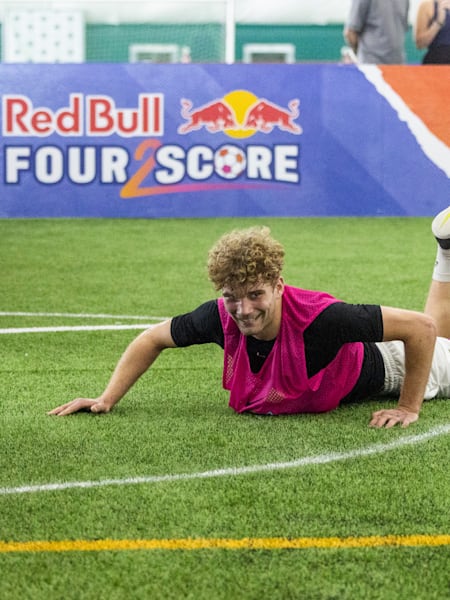 Ein lachender Teilnehmer beim Event Red Bull Four 2 Score 
