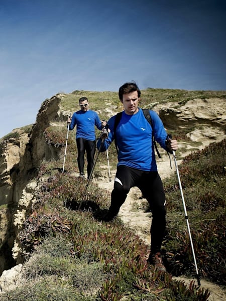 Voici comment comprendre le balisage des itinéraires de randonné ? Des randonneurs marchent sur un sentier d'Aldeia do Meco au Portugal.