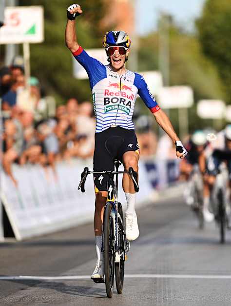 Giulio Pellizzari wins the Giro della Toscana