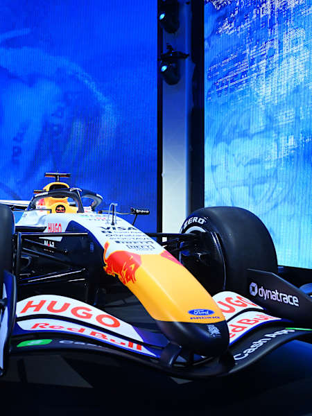 Arvid Lindblad et Liam Lawson lors de la présentation de la monoplace VCARB pour 2026.