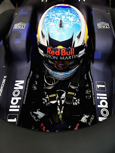 Daniel Ricciardo prueba en febrero de 2018 el Aston Martin Red Bull Racing RB14 en el circuito de Silverstone.