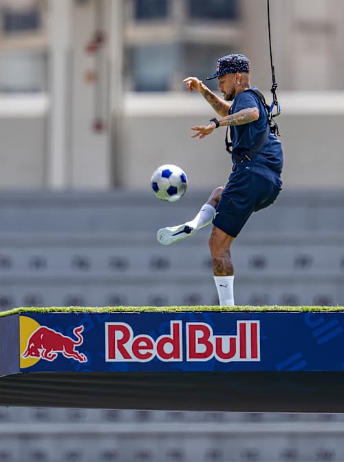 Der brasilianische Stürmer Neymar Jr. stellt sich einer Reihe von Herausforderungen im Rahmen der Red Bull Ultimate Football Challenge.
