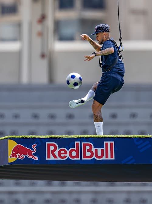 Der brasilianische Stürmer Neymar Jr. stellt sich einer Reihe von Herausforderungen im Rahmen der Red Bull Ultimate Football Challenge.