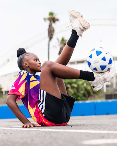Portia King réalise un trick en football freestyle à Durban, en Afrique du Sud.