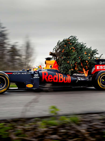 Max Verstappen mit einem Weihnachtsbaum auf seinem Rennwagen im Dezember 2020.