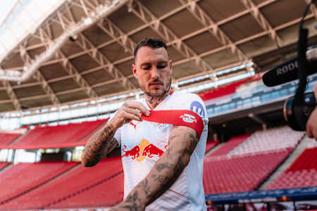 RB Leipzig-Kapitän David Raum streift seine Binde über.