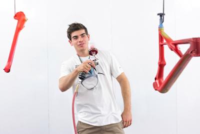 Le champion de VTT descente Loic Bruni se découvre une nouvelle passion, la peinture.