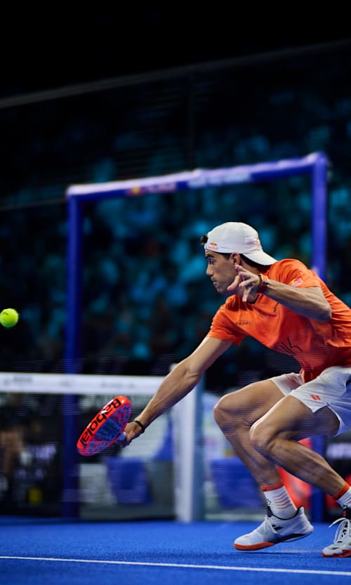 Juan Lebrón se lanza a por una volea durante los cuartos de final del Premier Padel P1 en Valencia, España, el 12 de junio de 2026, en una imagen que muestra la acción de Red Bull en la pista
