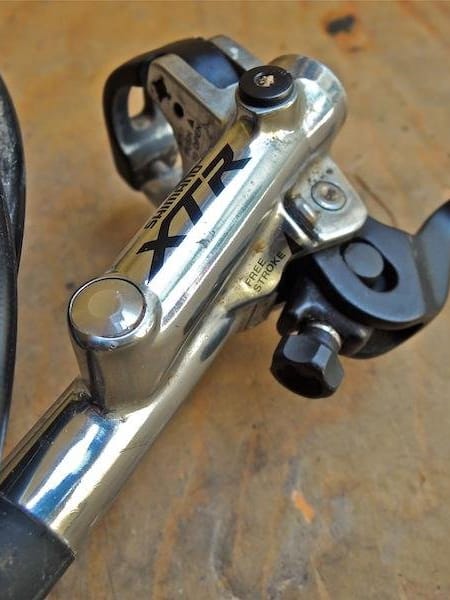 Une image des freins à disque d'une vélo VTT.