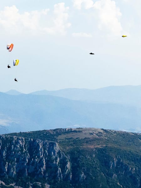 Parapente y wingsuit: Los cinco volando en grupo