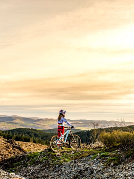 Rachel Atherton prend une pause pour admirer le paysage lors d'une session de VTT.