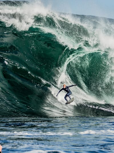 Australiens Surf-Legende Mick Fanning surft in Tasmanien am Big Wave Spot Shipstern's Bluff.