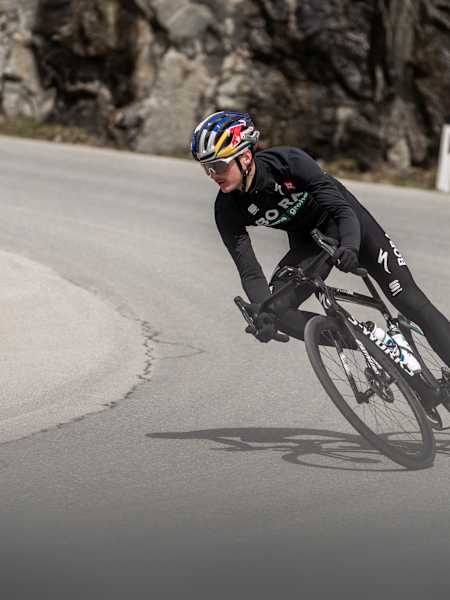 Toni Palzer ist mit seinem Specialized S-Works Tarmac SL7 in den Bergen unterwegs.