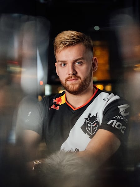 NiKo poses in G2 colours.