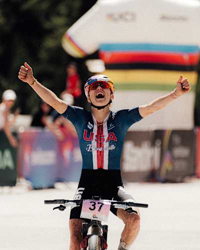 Kate Courtney celebra su victoria en la prueba de Maratón Cross-Country en los Campeonatos del Mundo de MTB de la UCI en Valais, Suiza, el 6 de septiembre de 2025. 