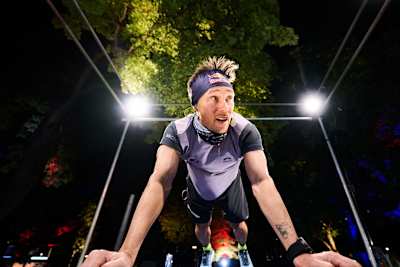 Michael Strasser s'entraine lors d'une session de circuit training.