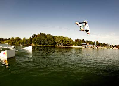 Dominik Gührs in Aktion im Wakepark in Aschheim