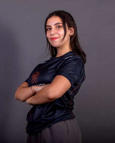 Loupiote, alias Lou Henguelle, est devenue la voix française des commentaires du jeu vidéo Valorant, tout en étant streameuse mais aussi joueuse pro.