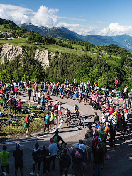 Corridori del Team Red Bull Bora Hansgrohe impegnati al Giro di Italia sulla salita di San Valentino il 27 maggio 2025.