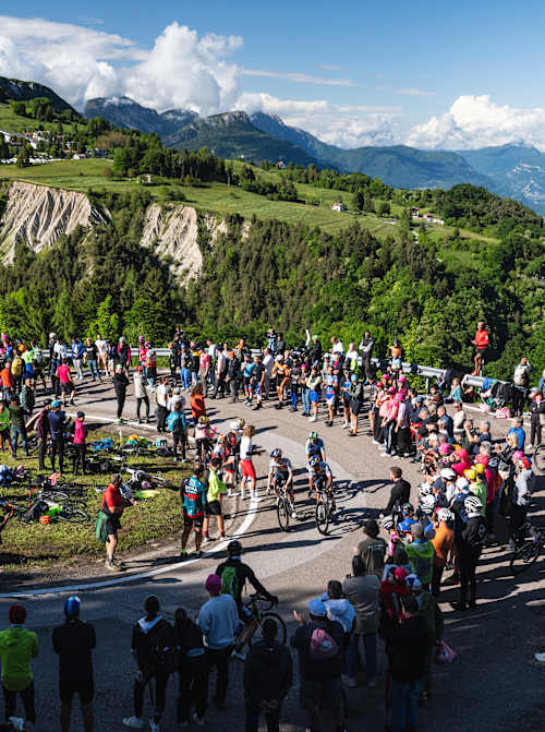 Corridori del Team Red Bull Bora Hansgrohe impegnati al Giro di Italia sulla salita di San Valentino il 27 maggio 2025.