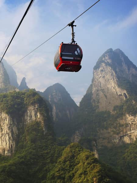 Cel mai lung teleferic din munti se afla in China, in Tienmen