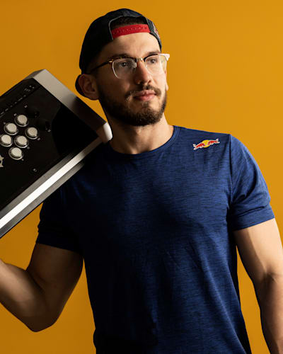 Le joueur pro Adel Anouche pose pour un portrait lors du Red Bull Athletes Summit MEA à Dubaï, en mai 2022.