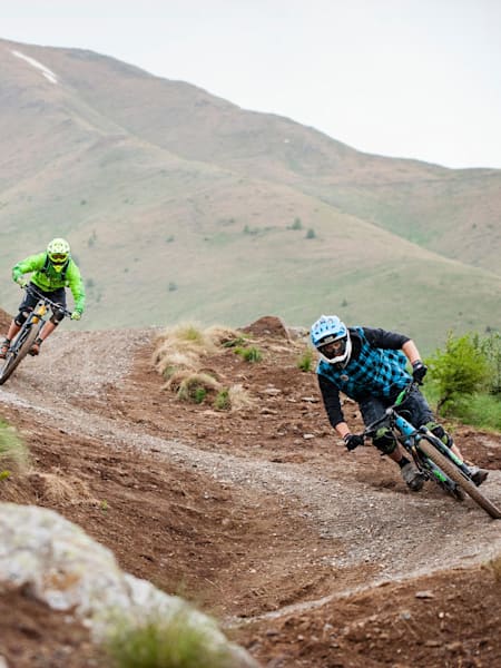 Marco Pedergnana et Cristian Vender rident une des pistes de VTT de Val di Sole en Italie.