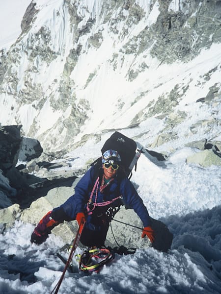 Simpson wspina się północną flanką Ranrapalca w peruwiańskich górach Cordillera Blanca w 1994.