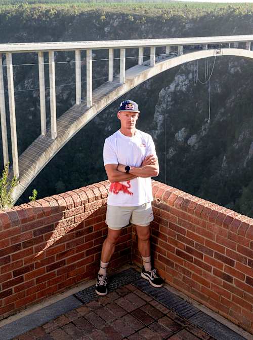 Der Hindernisparcours-Athlet Thomas van Tonder steht vor der Bloukrans-Brücke, kurz vor seiner „Red Bull Bridge Bars“-Herausforderung.