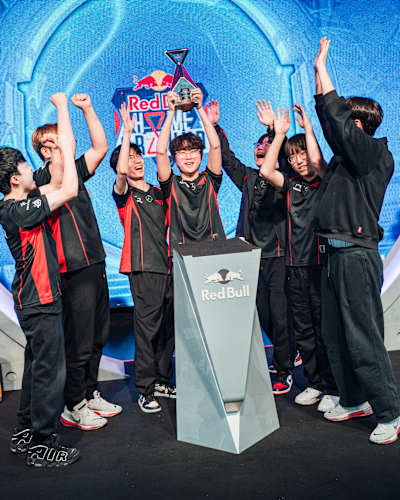 El equipo T1 levanta el trofeo por haber ganado el Red Bull Home Ground 2024 en Berlín.