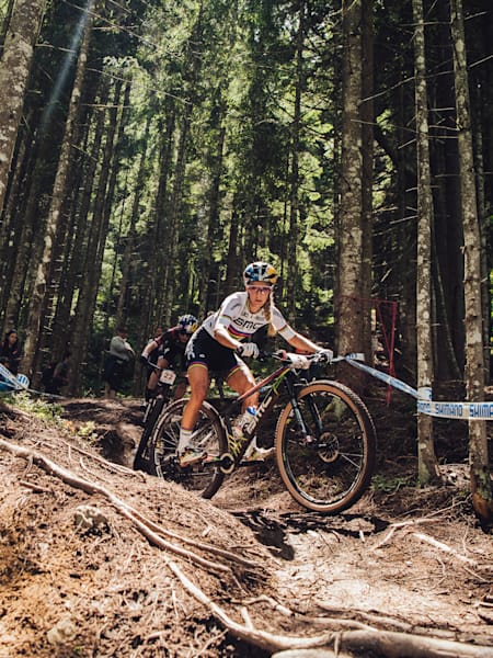 Pauline Ferrand-Prevot und Laura Stigger beim UCI XCO-Weltcup in Leogang, Österreich, am 13. Juni 2021.