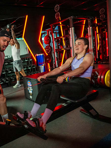 Die Teilnehmer:innen absolvieren beim Red Bull Gym Clash 2025 in Salzburg, Österreich ein intensives Training.